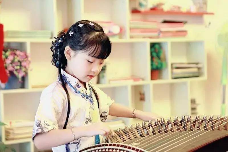 原创 | 你还记得那个穿汉服的南昌萌宝宝吗?如今她粉丝12万,弹古筝、作诗通通不在话下&hellip;